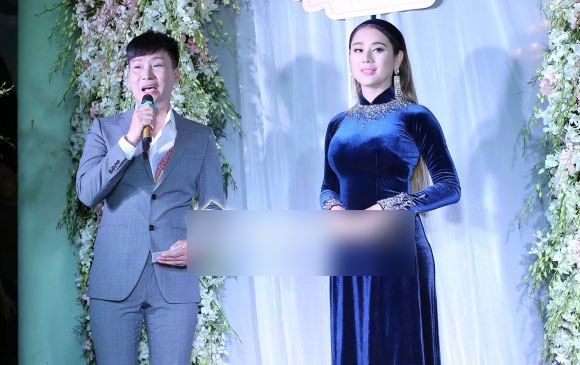 Lâm Khánh Chi diện áo dài nhung xanh dịu dàng, tất bật chuẩn bị cho hôn lễ ngày mai Lâm Khánh Chi diện áo dài nhung xanh dịu dàng, tất bật chuẩn bị cho hôn lễ ngày mai